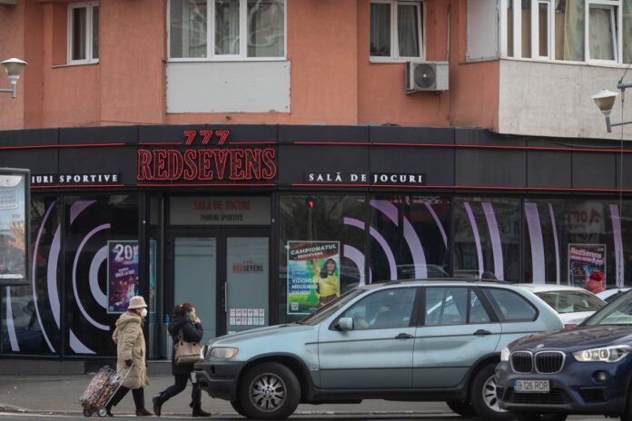 A fost aprobat regulamentul privind funcționarea sălilor cu jocuri de noroc în Satu Mare: sălile de jocuri, scoase din zona școlilor