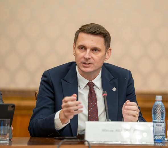 Abrudean: Premierul Bolojan a venit cu o propunere după ce PSD a cerut să nu se vândă companiile de stat profitabile, menționând și un jalon PNRR pentru listarea a trei companii la Bursă