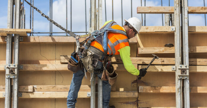 Accesul muncitorilor străini pe piața muncii din România, reglementat prin OUG: Ce interdicții apar pentru angajatori