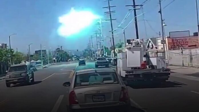 Accident aviatic în California: Un avion de mici dimensiuni a lovit liniile electrice și s-a prăbușit într-o parcare din Pacoima