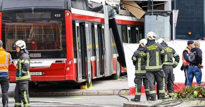 Accident grav în Austria: troleibuz intră într-un supermarket, un mort și șase răniți