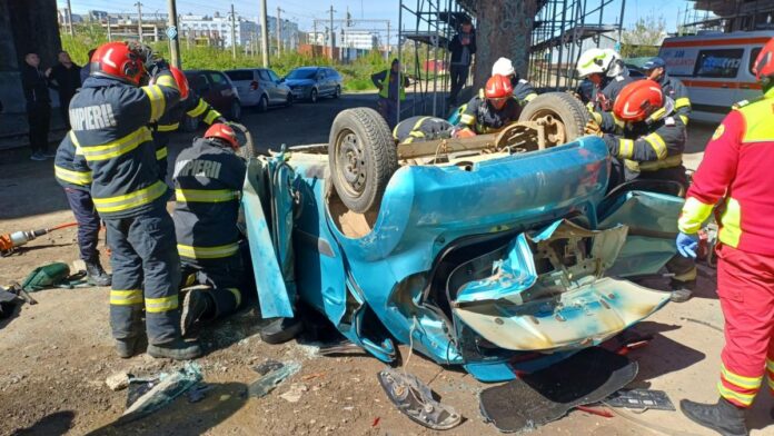 Accident grav în Iași: O mașină a căzut de pe pasarela Bucium după o coliziune cu un TIR; o victimă în stop cardio-respirator