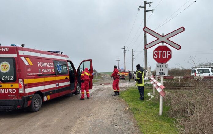 Accident grav la Urseni, Timiș: O ambulanță SMURD lovită de tren, patru persoane rănite transportate la spital