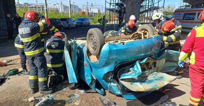 Accident mortal în Iași: o șoferiță s-a răsturnat cu mașina de pe o pasarelă după ce s-a ciocnit de un camion