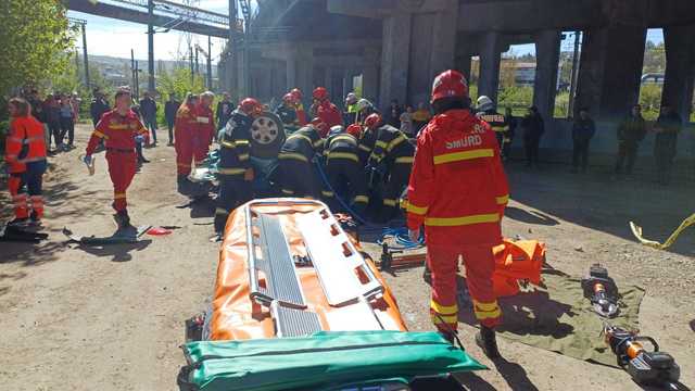 Accident rutier grav la Iași: autoturism căzut de pe Pasarela Bucium după coliziune cu un camion – Pompierii intervin pentru salvarea victimelor (FOTO)