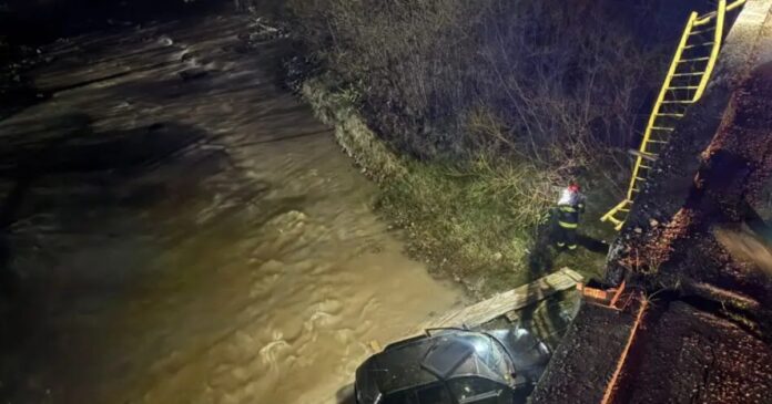 Accident rutier în Suceava: un tânăr a căzut cu mașina în albia unui râu, șoferul a scăpat conștient