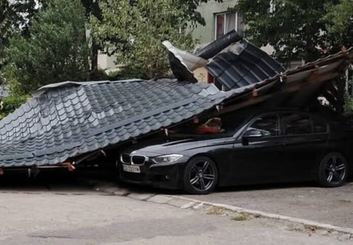 Acoperișuri smulse și copaci doborâți de vânt în mai multe localități din Botoșani, sub Cod portocaliu