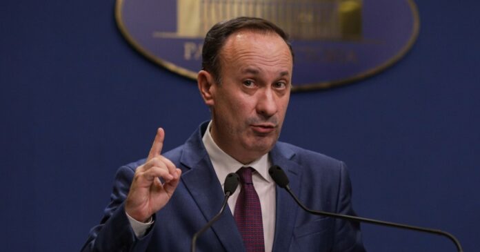 Adrian Câciu anunță că PSD nu mai poate susține guvernarea condusă de Ilie Bolojan, invocând incompetența acestuia.