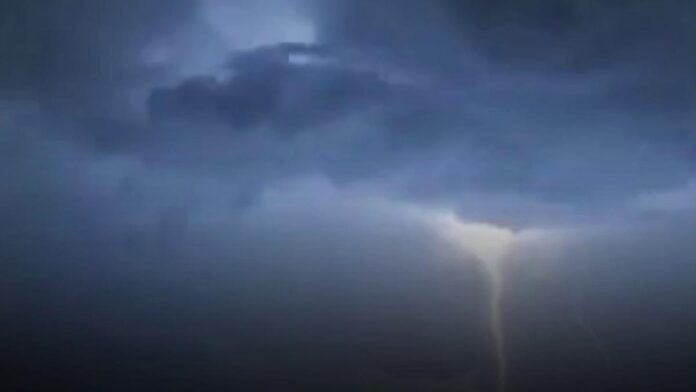 Alerte meteo severe în aproape toată România: Vânt puternic, brumă și ninsori la munte până vineri