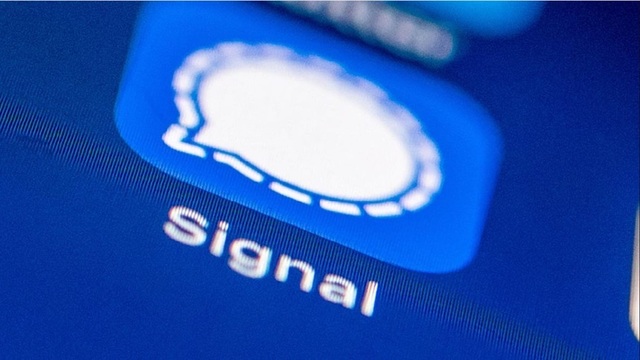 Amploarea piratării mesageriei Signal în Parlamentul Germaniei, ”extrem de îngrijorătoare”, avertizează un oficial de rang înalt. Jurnalişti, diplomaţi şi militari, vizaţi. Atacul, anchetat de parchet, a început în februarie şi este în curs. Guvernul refuză comentarii.