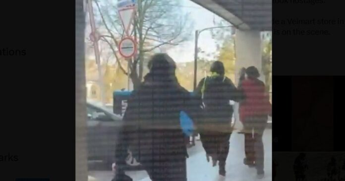 Atac armat în Kiev: bărbat deschide foc asupra polițiștilor și ia ostatici într-un supermarket