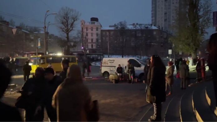 Atac terorist în Kiev: Un bărbat a deschis focul în public, a luat ostatici și s-a baricadat într-un magazin, cu victime confirmate