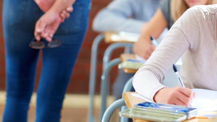 Ateliere de magie în școli din Italia: iluzioniștii antrenează abilitățile motorii ale copiilor pentru a îmbunătăți scrisul de mână