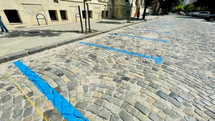 Avertismentul PMB: Peste câteva zile, doar mașinile electrice mai au gratuitate în parcările albastre din București. Cum se obține această facilitate