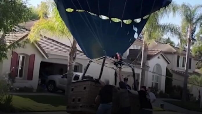 Balon cu aer cald aterizează de urgență în curtea unei case din California, 13 persoane la bord