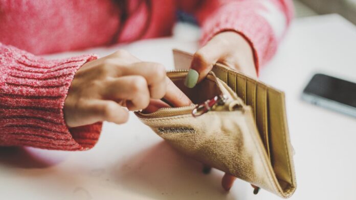 Banca ar trebui să crească dobânzile, nu să le reducă, pentru a ține sub control inflația, avertizează un economist de top