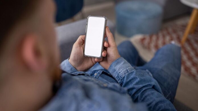 Bărbat din Vâlcea înșelat cu 13.000 € de o falsă iubită de pe internet: escrocul era, de fapt, tot bărbat, folosind identitatea soției sale