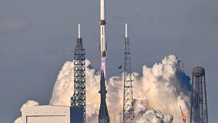 Blue Origin realizează premieră istorică: New Glenn zboară cu motor reutilizabil și este recuperată