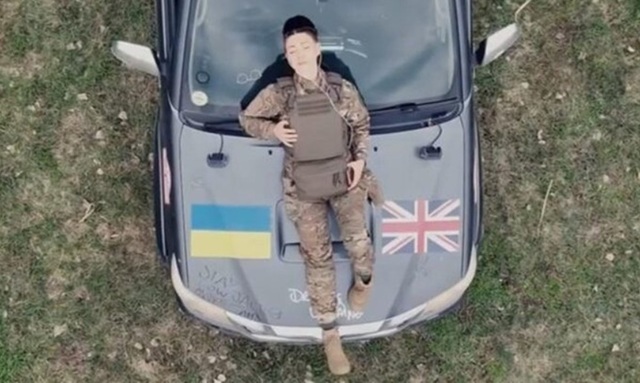 Cântăreața Dua Lipa ajută la finanțarea unei camionete medicale ucrainene, iar armata îi mulțumește printr-un clip