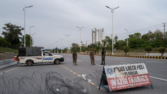 Capitala care arată ca în pandemie: Străzile sunt goale, magazinele închise, mii de oameni obligați să-și caute altă casă