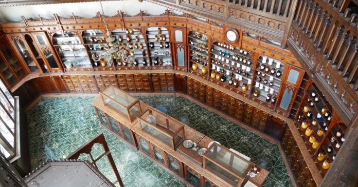 Casa Hotăranu: O farmacie istorică din București, vizitată zilnic de un curcubeu, păstrând viața de acum aproape un secol