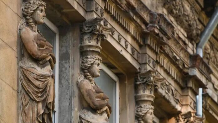 Casa Toma Blându din Amzei: O clădire istorică cu 6 perechi de ochi, locuită de negustorul care a adus tramvaiul tras de cai în București