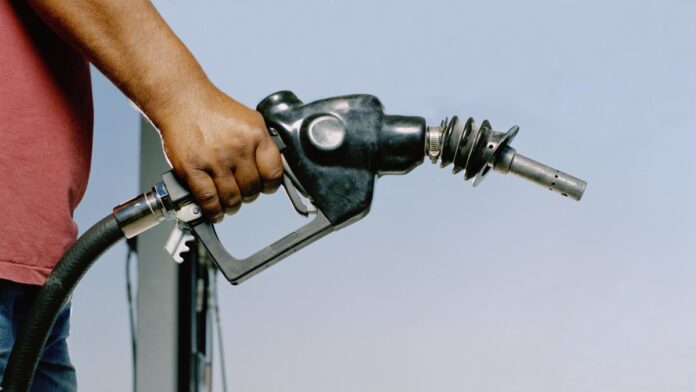 Cât costă motorina și benzina vineri, 24 aprilie. Carburanții s-au scumpit din nou, după ce unele benzinării au rămas fără stocuri