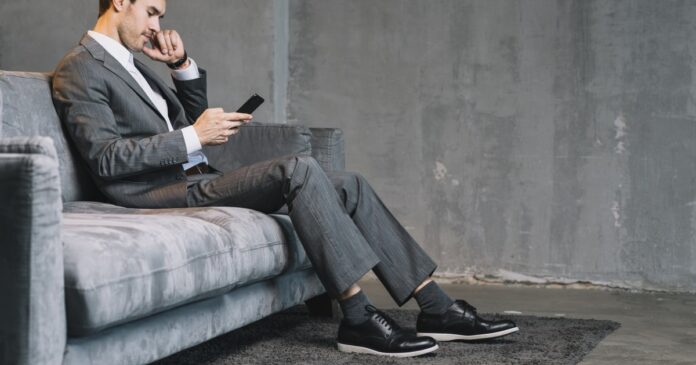 „Caut loc de muncă unde să pot sta pe telefon”: Reacțiile românilor la mesajul sincer al unui tânăr