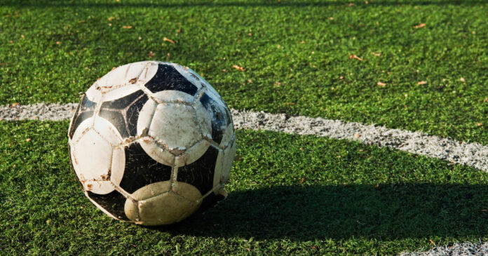 Cercetătorii britanici propun modificarea mingilor de fotbal pentru a combate problema impactului loviturilor cu capul