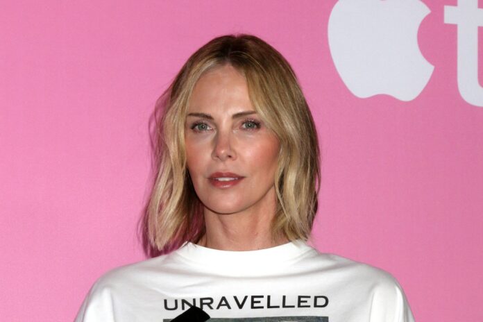 Charlize Theron dezvăluie detaliile tragicei nopți în care mama sa a ucis-o pe tatăl ei în timpul unui episod violent