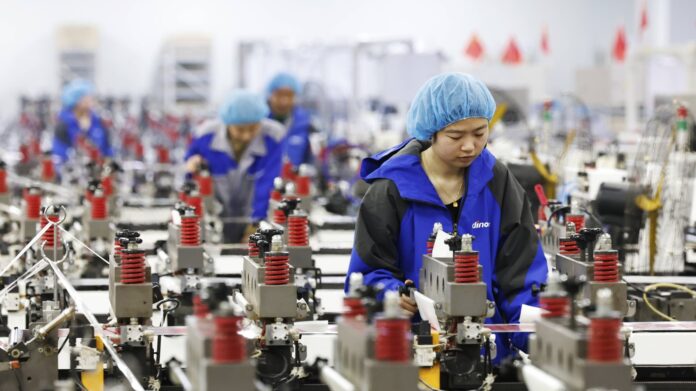 China a depășit tarifele lui Trump, dar conflictul din Iran generează noi efecte: „Vă rog, ajutați-ne, muncim fără încetare”