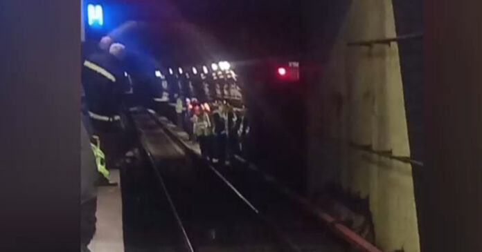 Circulația metroului, blocată pe magistrala 4: bucată din tavanul galeriei s-a prăbușit peste șine
