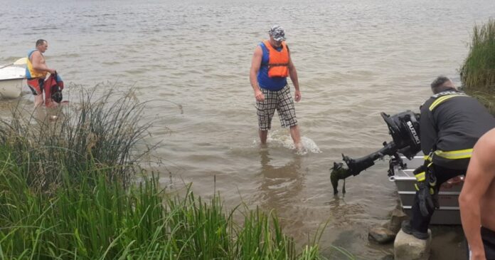 Clipe de coșmar după o plimbare cu barca: O femeie și soțul ei au căzut în apă, dar numai bărbatul a reușit să iasă la mal