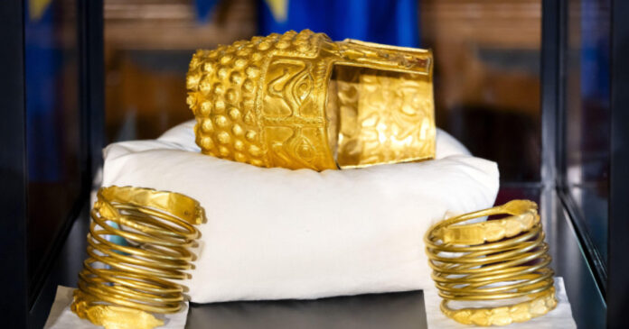 Coiful de aur de la Coţofeneşti și două brăţări de aur, recuperate după furt, vor fi expuse public la Muzeul Naţional de Istorie al României