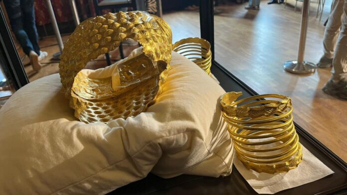 Coiful de la Coțofenești și două brățări dacice sunt repatriate astăzi în România, sub pază maximă, pentru a fi depozitate la Muzeul de Istorie