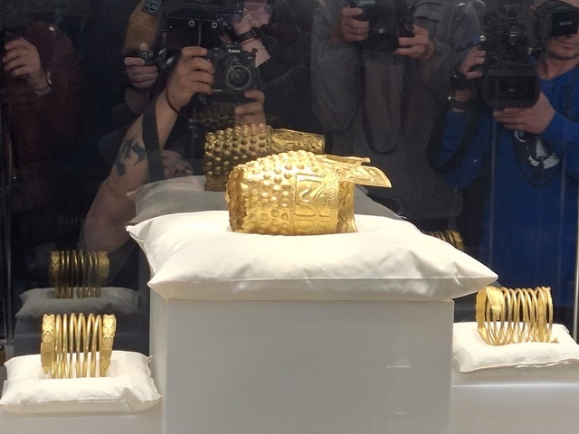 Coiful de la Coţofeneşti şi două brăţări de aur, prezentate la MNIR. Manager: 'Coiful este puţin deformat. Vom stabili metodele prin care se va interveni pentru a-l restaura' / Director olandez: 'Oricine are informaţii cu privire la locul unde se află cea'