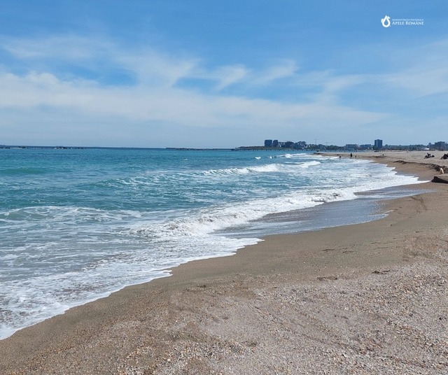 Componente metalice eșuate pe plaja din Mamaia, descoperite de polițiștii de frontieră; se efectuează cercetări pentru stabilirea provenienței acestora