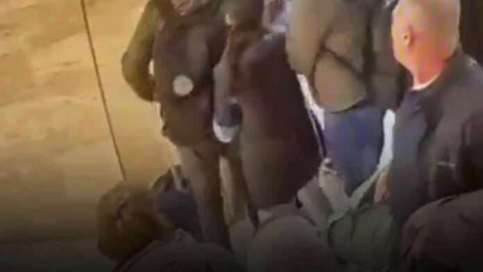 Conflict violent între pasageri pe Aeroportul Băneasa: altercația a început la bordul avionului din Germania