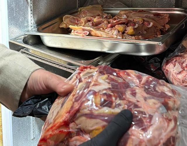 Constanța: Restaurant din Ovidiu închis temporar de Protecția Consumatorilor pentru nereguli grave, inclusiv produse expirate și lipsa autorizațiilor; reprezentanții au încercat să împiedice controlul