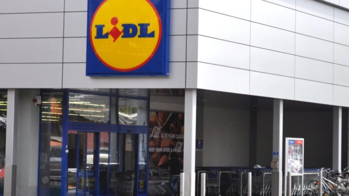 Continuă schimbarea la casele de marcat de la Lidl, unde te poate lua cu anxietate când nu reușești să bagi în pungă la viteza cu care scanează casiera