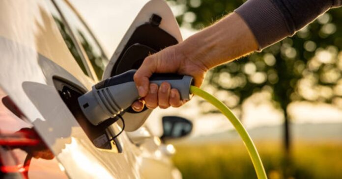 Creșterea explozivă a vânzărilor de mașini electrice în Europa, ca urmare a scumpirii carburanților