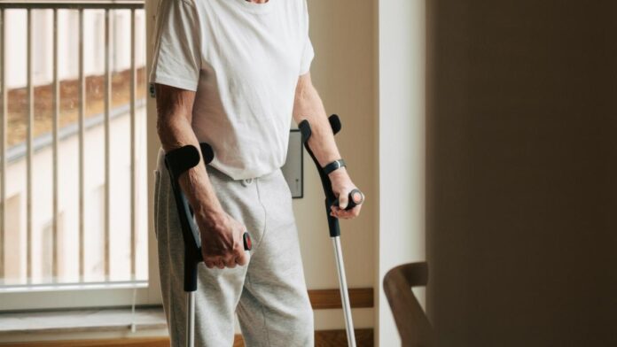 Crimă șocantă în Sectorul 3 din București: Un german de 86 de ani suspectat că și-a sugrumat iubita de 30 de ani cu o cârjă