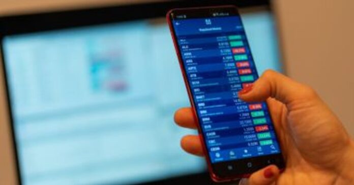 Criza politică din România lovește economia: Bursa de Valori București deschide pe minus