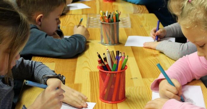 Cu copilul la grădiniță: Cum îl pregătim pentru marele pas și ce greșeli să evităm. „E important să fie în proximitate”