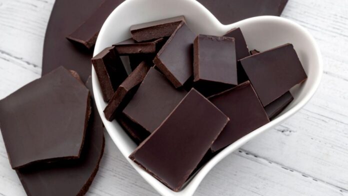 Cum ciocolata neagră poate sprijini sănătatea cardiovasculară: beneficii și recomandări