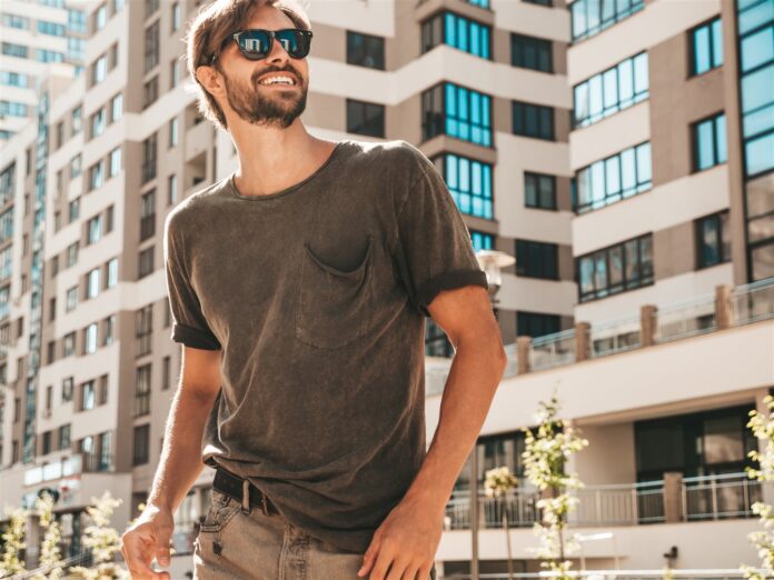 Cum să asortezi cele mai versatile tricouri pentru bărbați în ținute casual