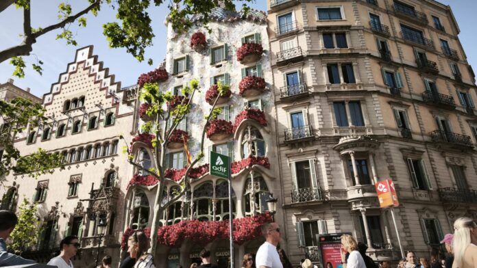 Cum se serbează ziua Sfântul Gheorghe la Barcelona: Casa lui Gaudi îmbrăcată în trandafiri roșii, ciocolată în formă de dragon și pâine în culorile steagului catalan