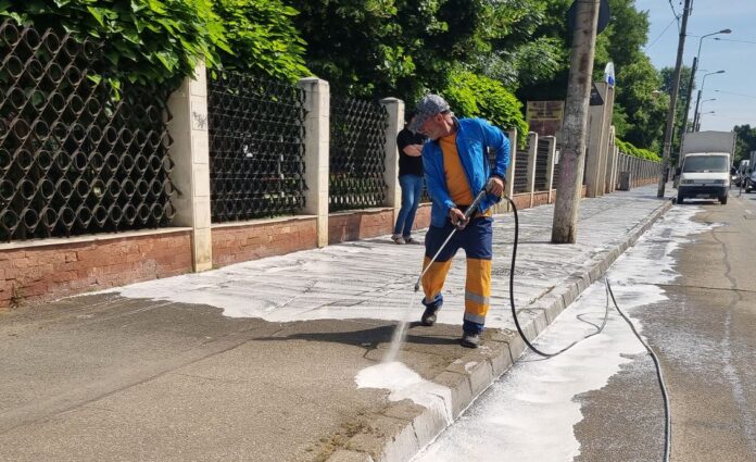 „Curățenia la bordură” continuă pe Șoseaua Ștefan cel Mare, din Sectorul 2