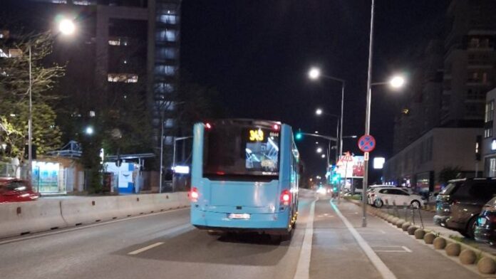 „Dacă nu vă convine, luați un Uber!”. Un șofer STB de pe linia 343 vs călătorii uluiți și furioși că stă în apel video la volan. I-a pus la punct la microfonul autobuzului