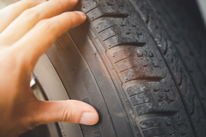 De ce anvelopele care par încă bune pot deveni periculoase? Semne ascunse și riscuri invizibile